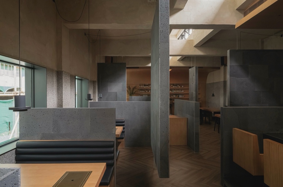 墙体将卡座和公共走廊区隔开来 floating partition separate private and public spaces ©vanwang sanga japanese fusion restaurant