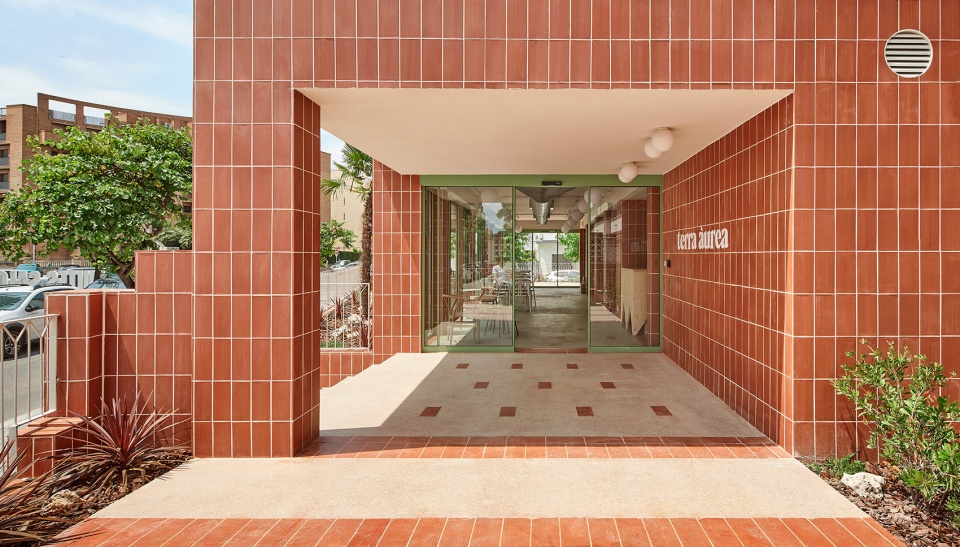 Transformation of an abandoned building into 27 apartments by NUA arquitectures