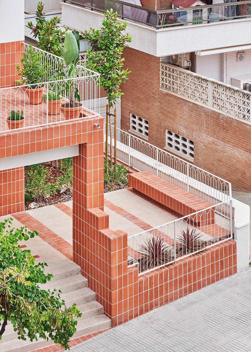 Transformation of an abandoned building into 27 apartments by NUA arquitectures