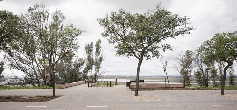 landscape adaptation on the cornice and slopes of el conquero by estudio acta