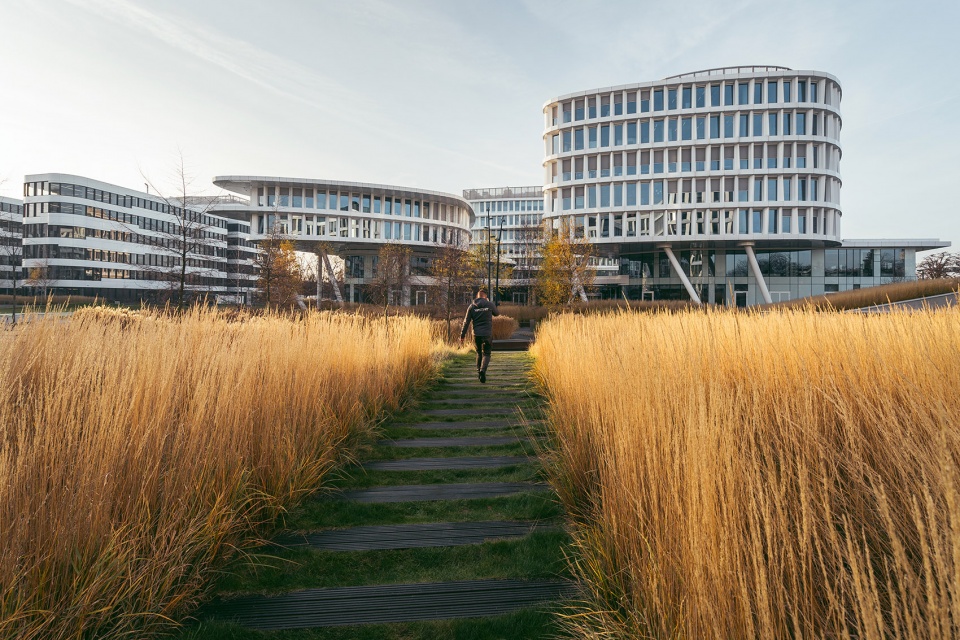 business garden warszawa hotel by fuksas