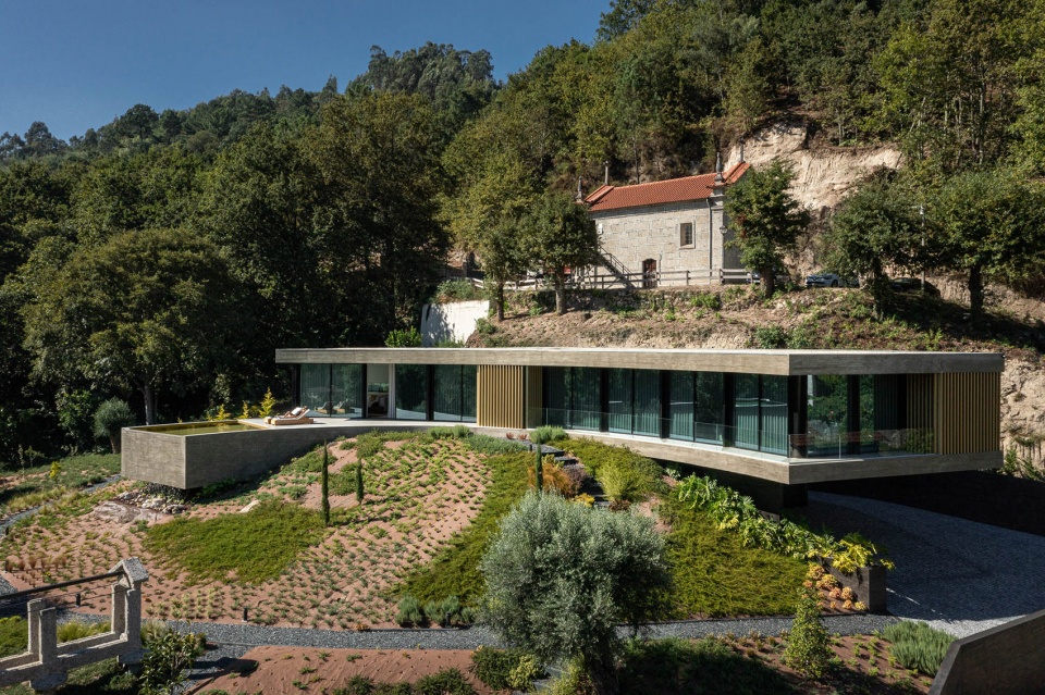 CASA DE BOURO by MUTANT ARQUITECTURA DESIGN