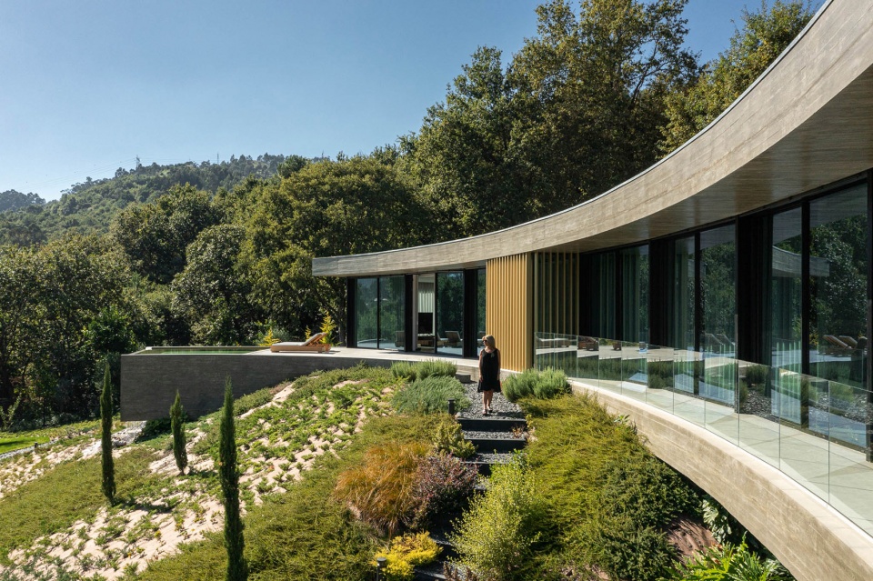CASA DE BOURO by MUTANT ARQUITECTURA DESIGN