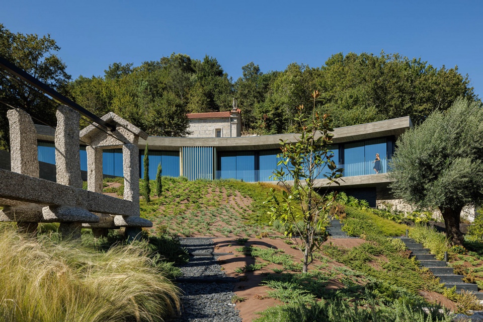 CASA DE BOURO by MUTANT ARQUITECTURA DESIGN