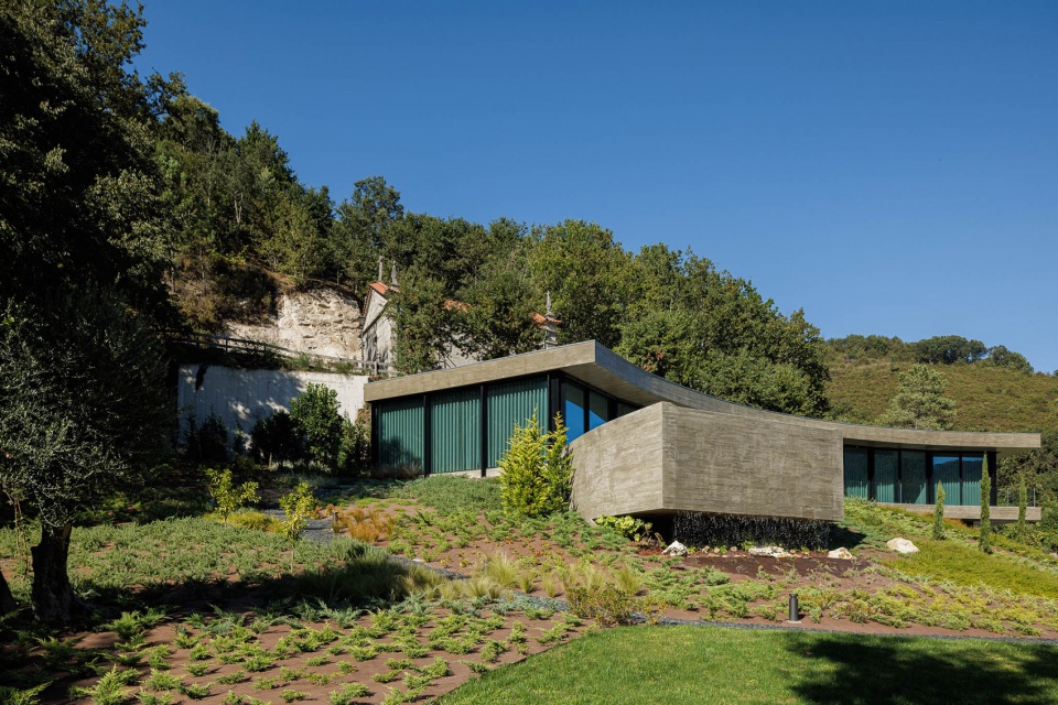 CASA DE BOURO by MUTANT ARQUITECTURA DESIGN