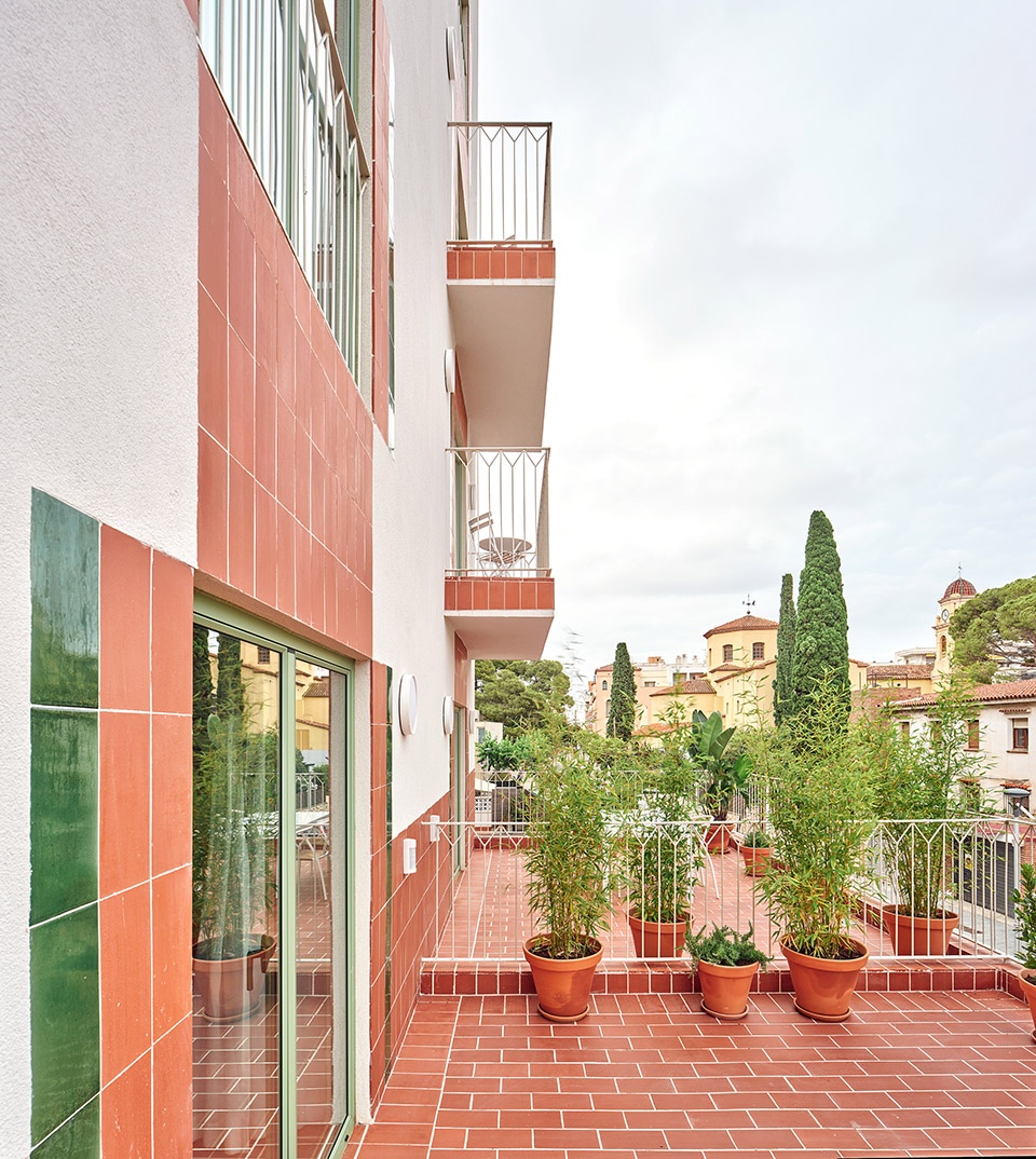Transformation of an abandoned building into 27 apartments by NUA arquitectures