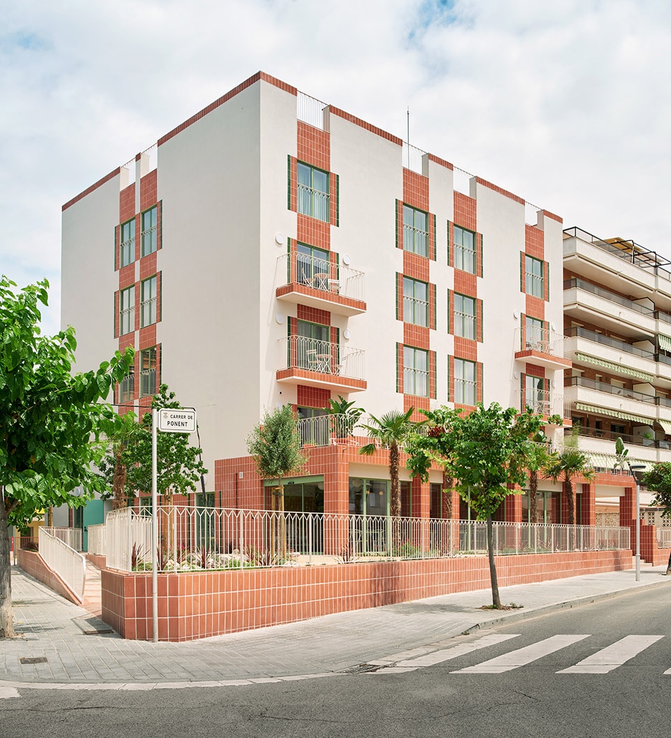 Transformation of an abandoned building into 27 apartments by NUA arquitectures