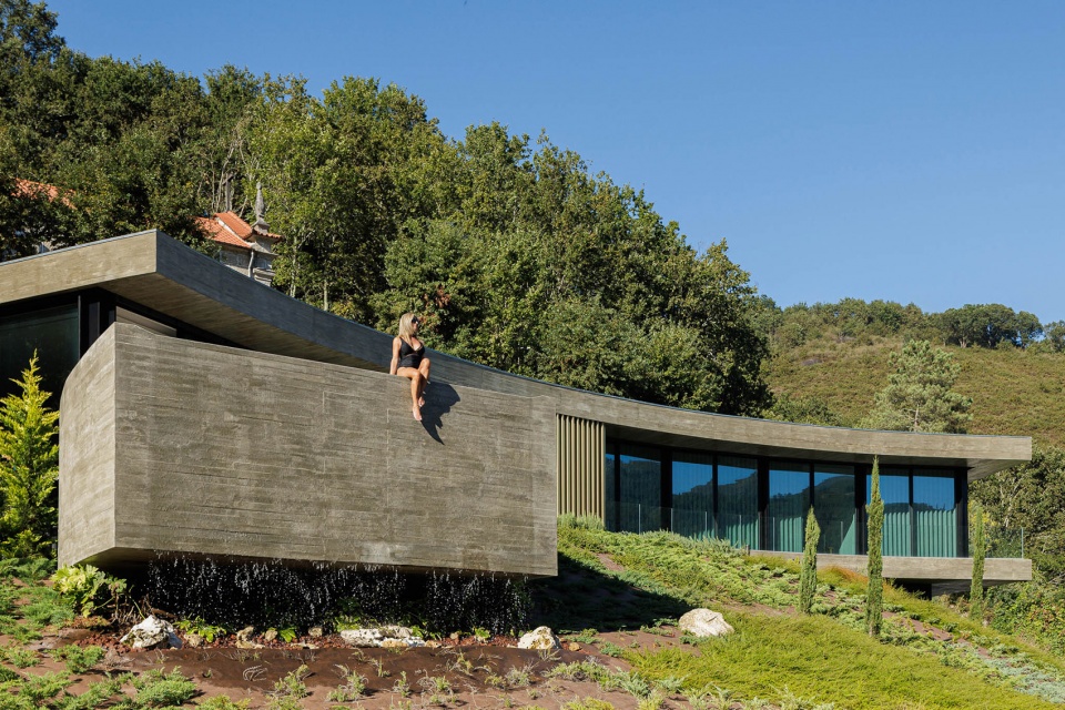 CASA DE BOURO by MUTANT ARQUITECTURA DESIGN
