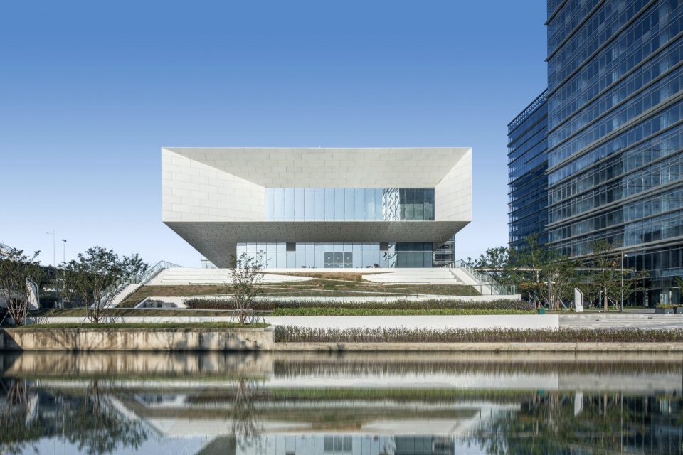 水面看向展示中心 ©张超 sipurd modern service industrial park by re studio
