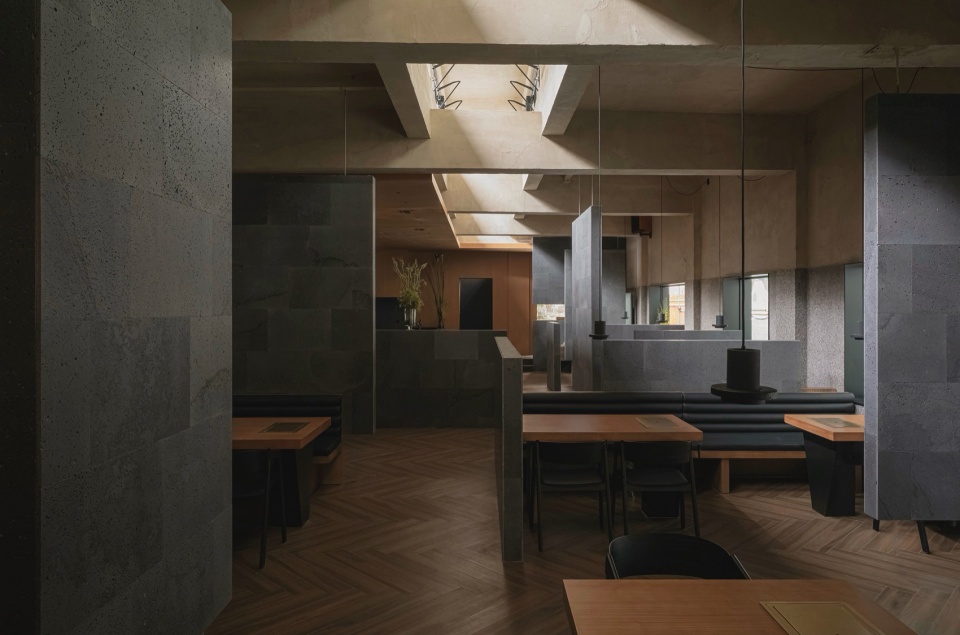 从酒吧吧台向回看 see from the bar space to whole restaurant©vanwang sanga japanese fusion restaurant