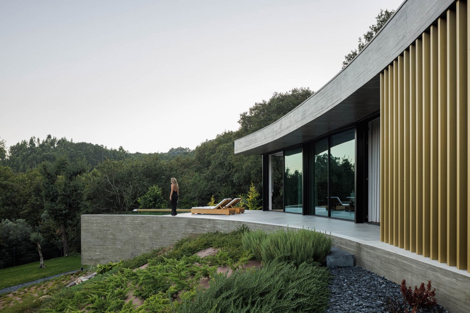 CASA DE BOURO by MUTANT ARQUITECTURA DESIGN
