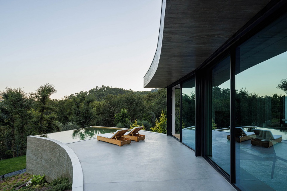 CASA DE BOURO by MUTANT ARQUITECTURA DESIGN