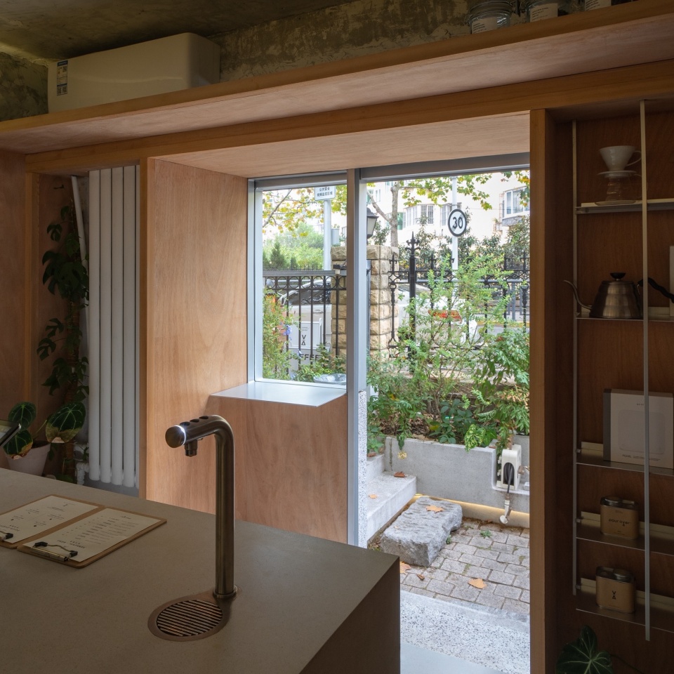 室内看向街道 pour over coffee by atelier waterside