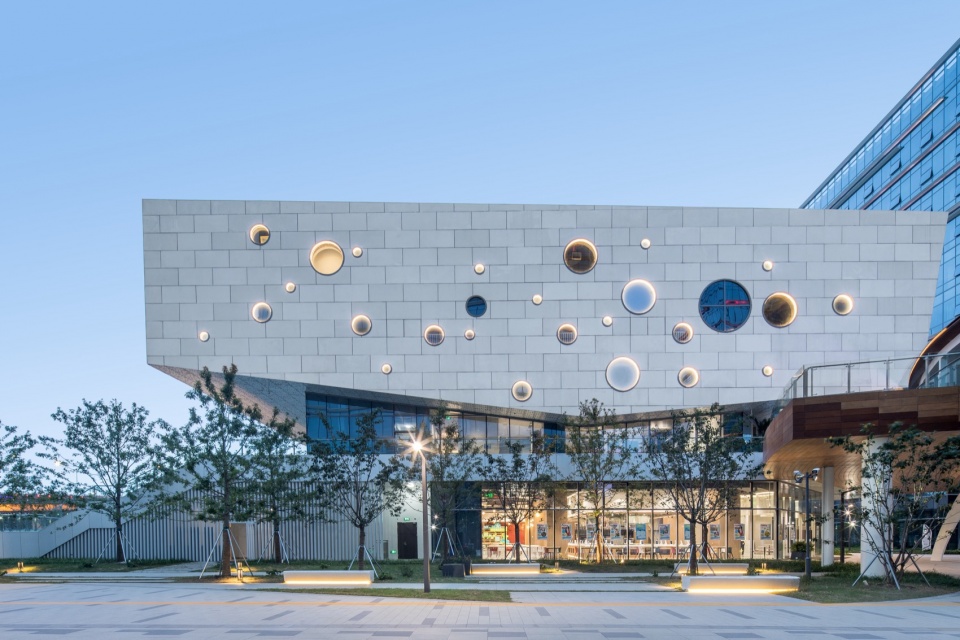 展示中心夜景 ©张超 sipurd modern service industrial park by re studio