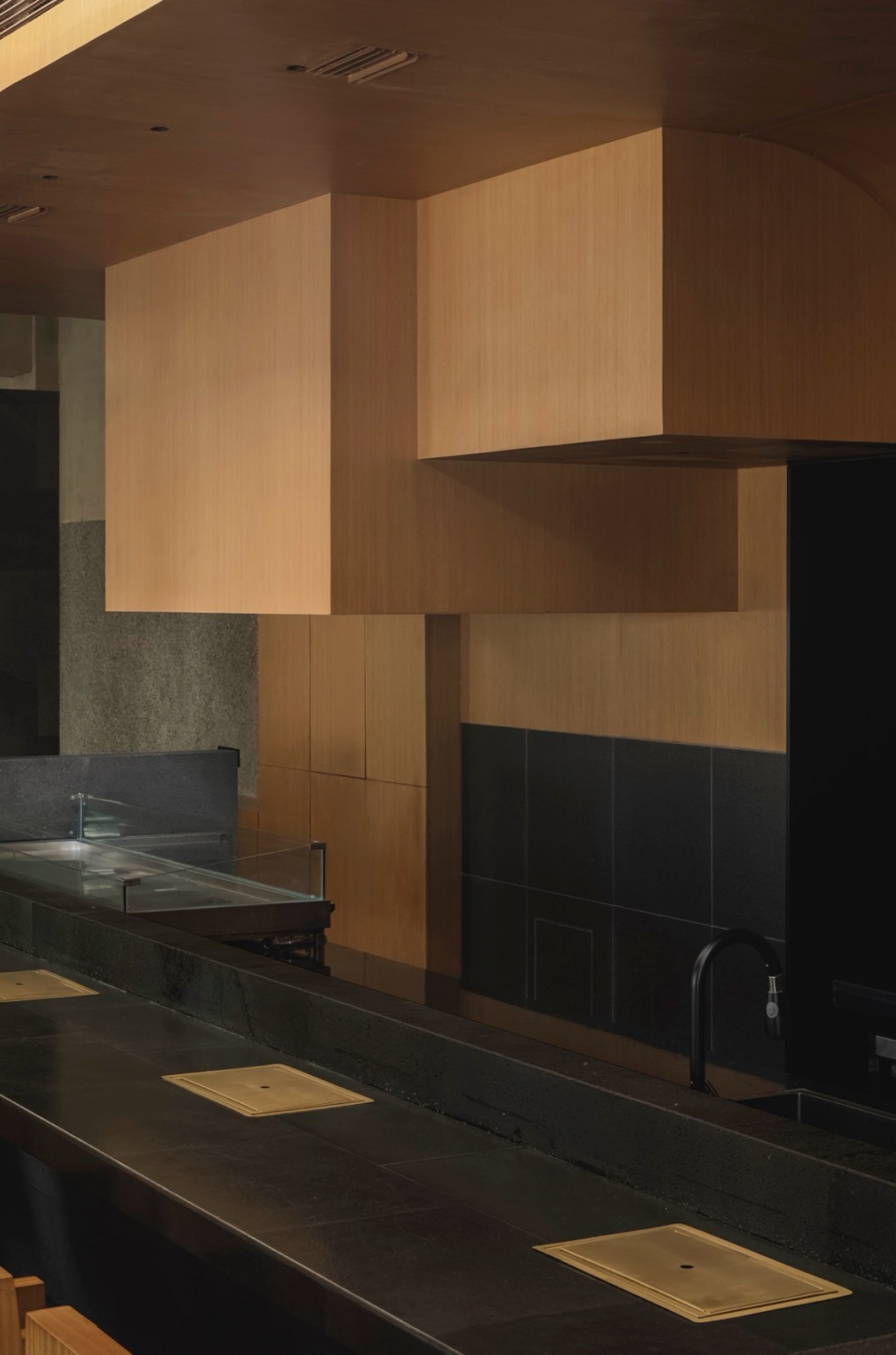 开放厨房空间的排烟管道 sculptural air ducts©vanwang sanga japanese fusion restaurant