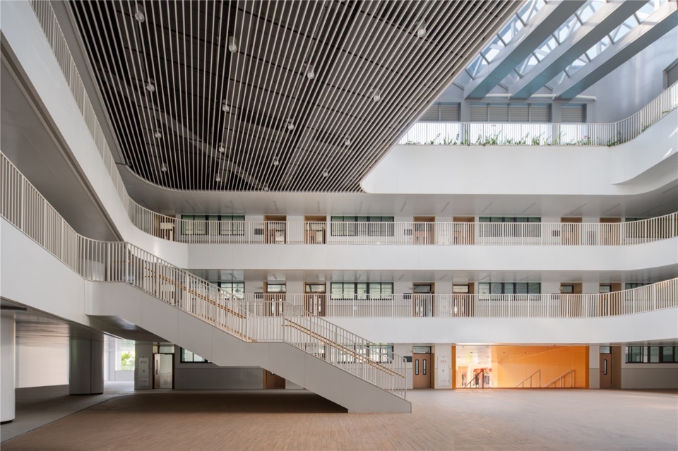 sustech education group nanshan changyuan primary school by cmad architects图20 2022年9月刚刚交付未使用的中庭状态对比