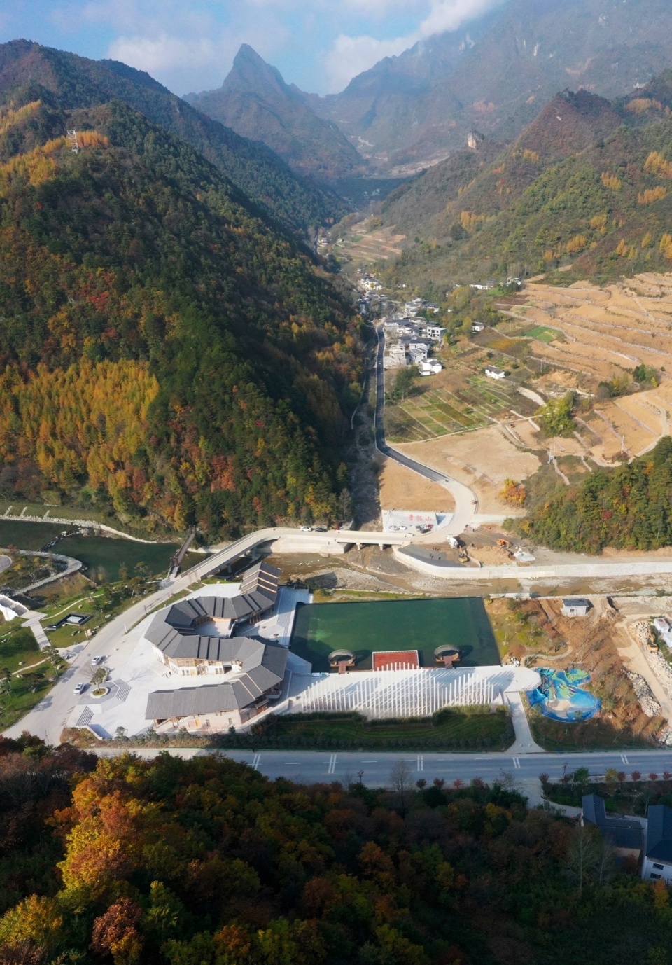 图5 回应青龙山的游客中心 ©共生风景