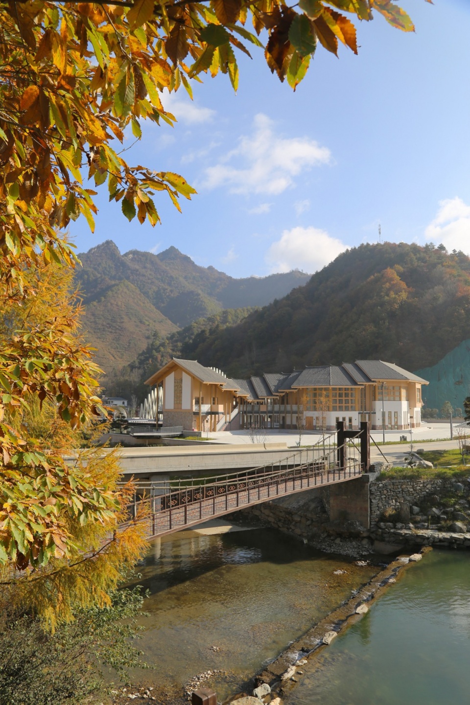 图6 自然河水边的建筑 ©共生风景