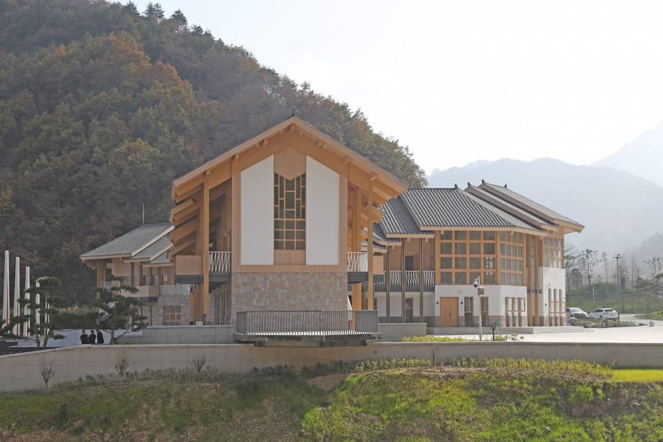 图8 建筑连接两岸山势 ©共生风景