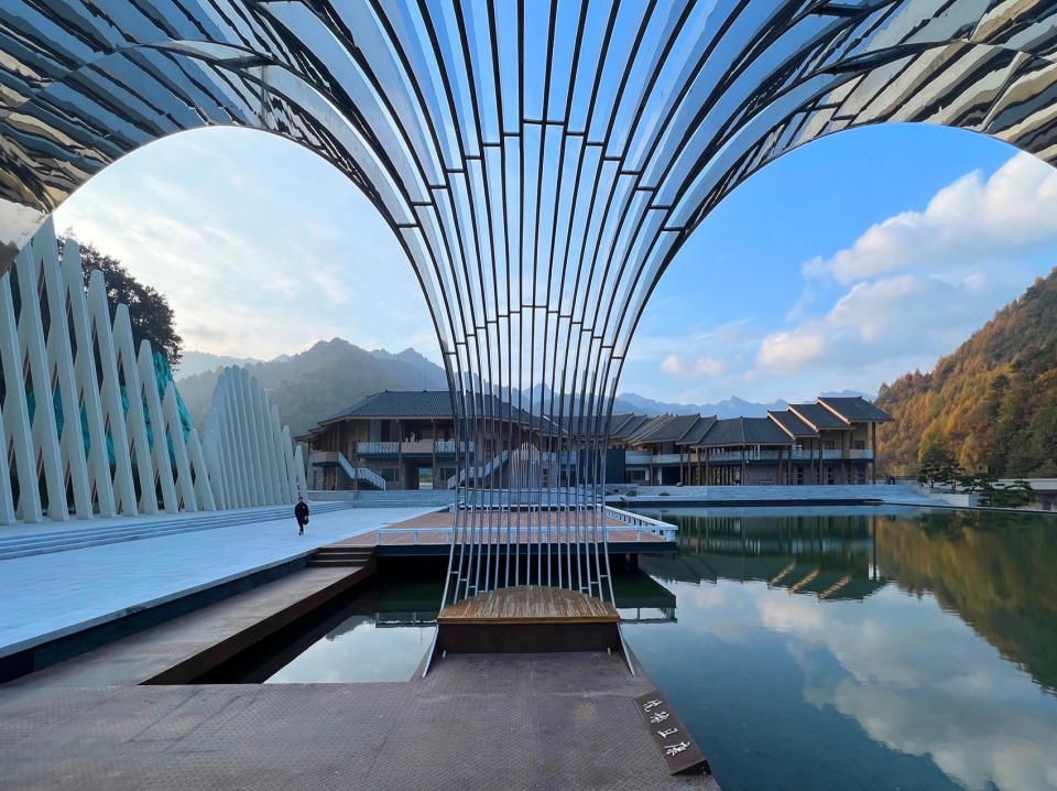 图9 透过框景亭廊看建筑 ©共生风景