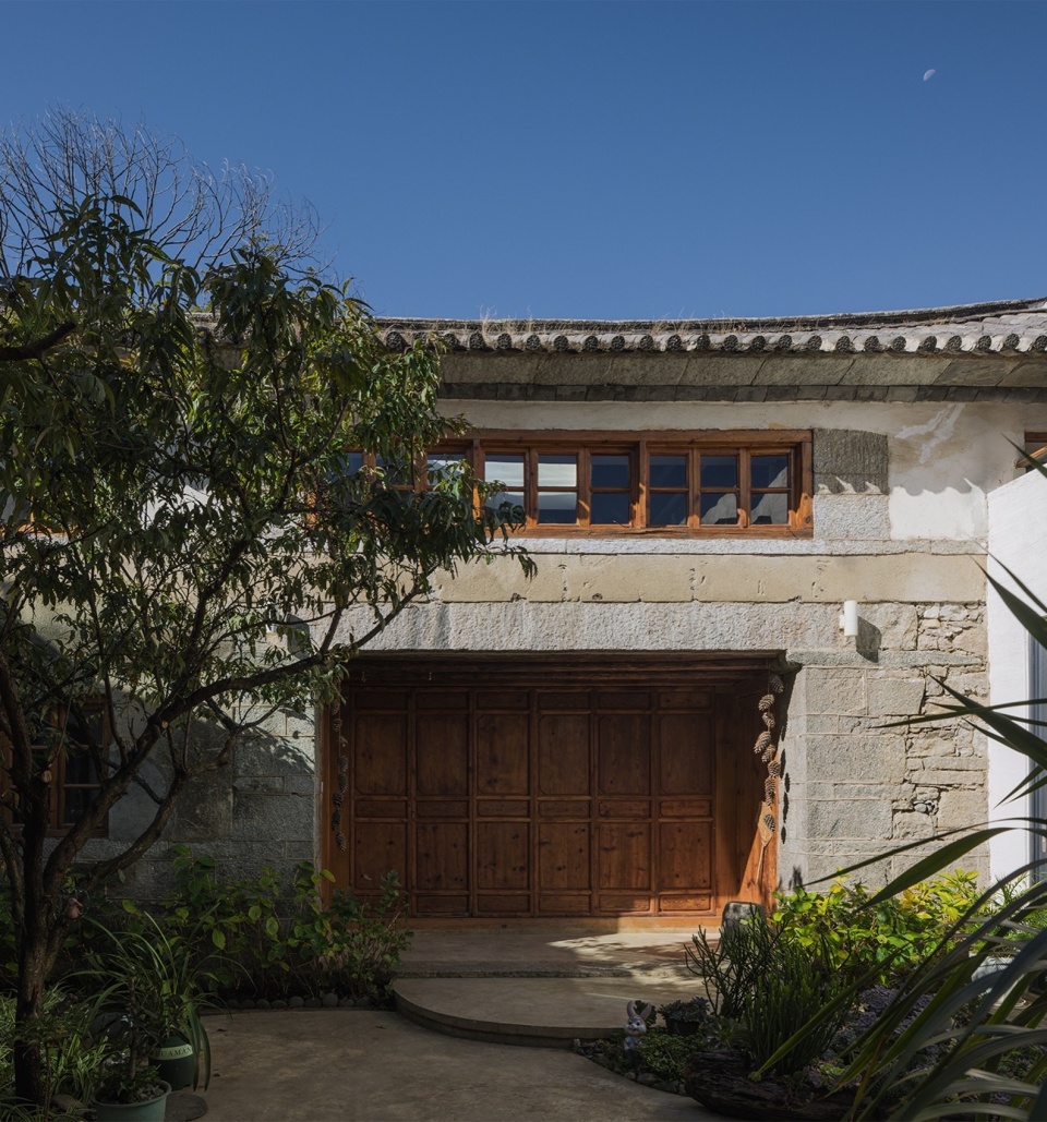An inward micro courtyard China by Edge Architect