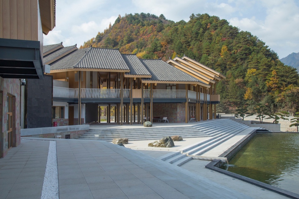 图18 临水台阶与开放的建筑外廊 ©共生风景