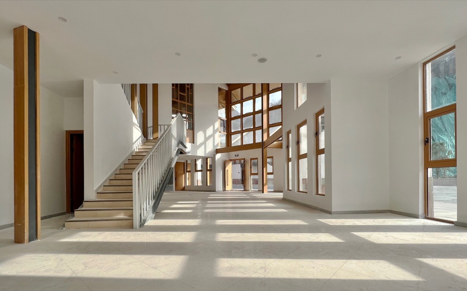 图27 游客大厅入口室内 ©共生风景