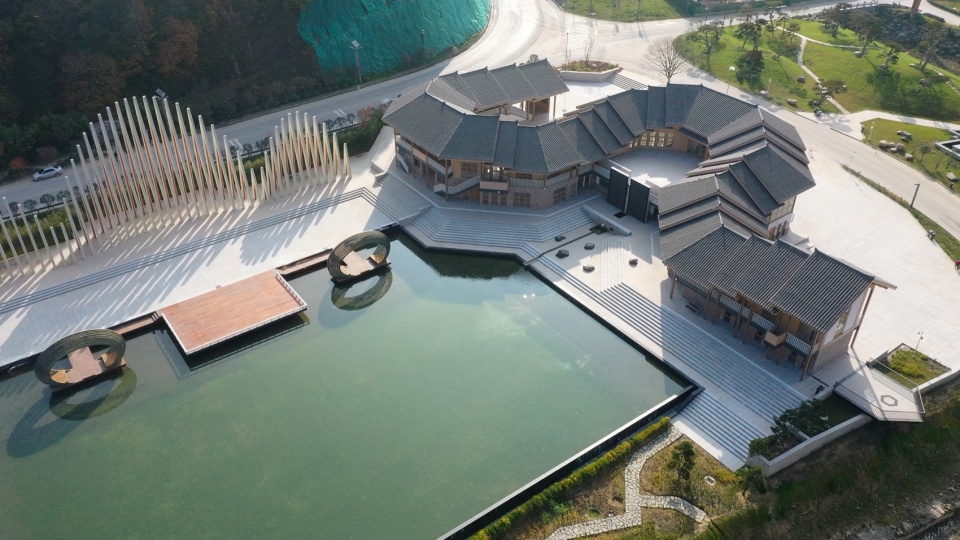 图31 水边的”蛟龙“建筑 ©共生风景