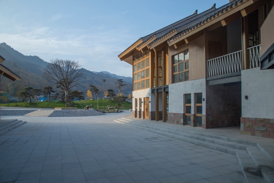 图33 以一棵七叶大树(当地称为菩提树)开始的庭院空间 ©共生风景