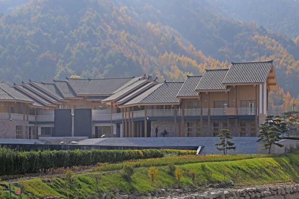 图34 错落的屋顶形态向山地民居致敬 ©共生风景