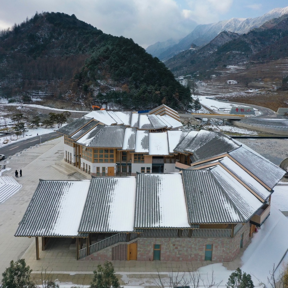 图35 建筑昂首摆尾向山延伸 ©共生风景