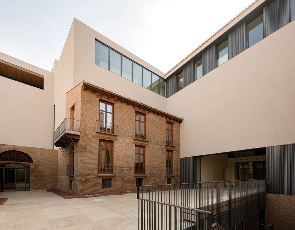 the hortensia herrero art centre by erre arquitectura