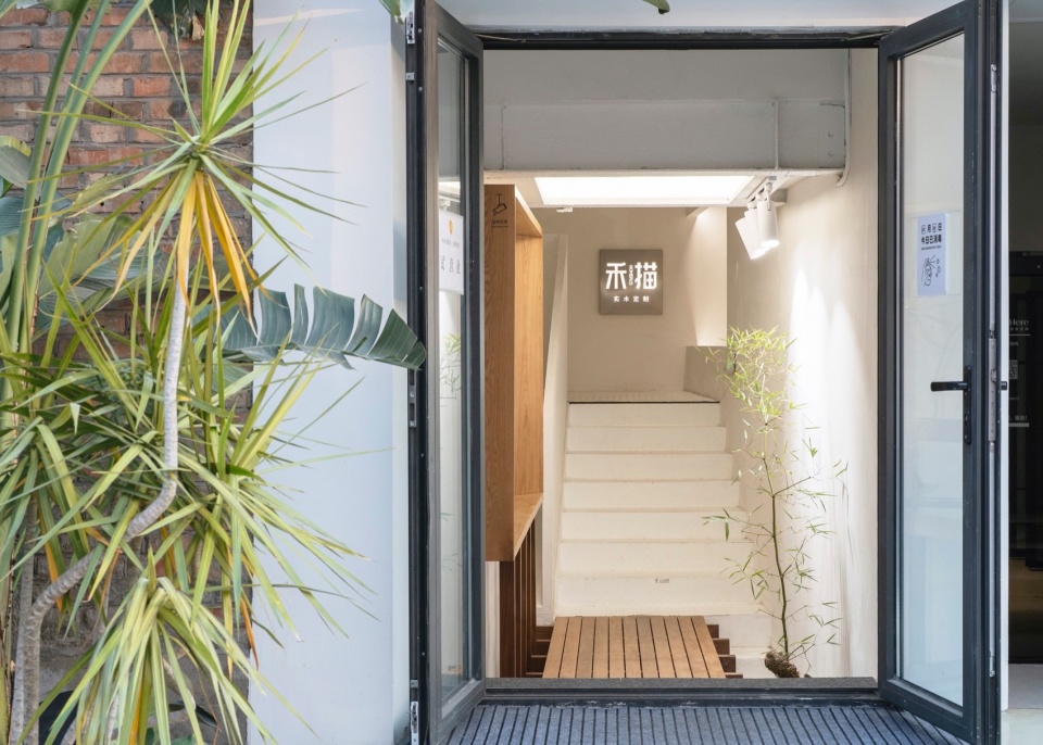 Hexagonal Court Homer Shop Office by Jin Qiuye Studio