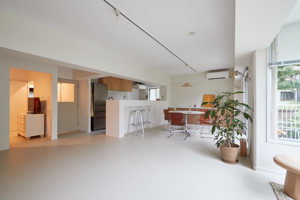 hayama apartment by roovice