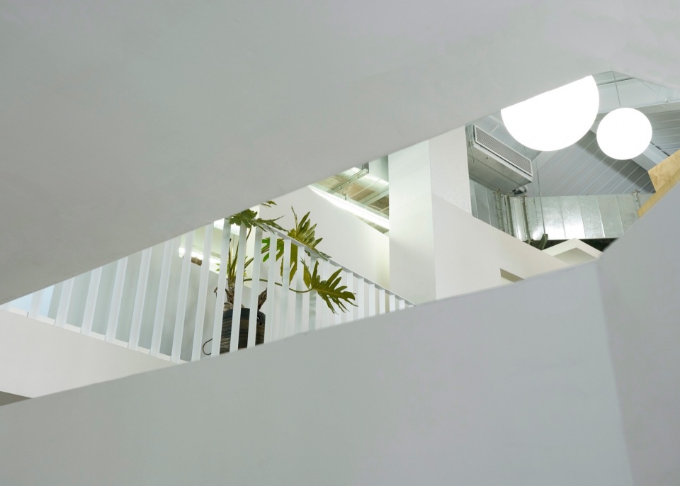 Hexagonal Court Homer Shop Office by Jin Qiuye Studio