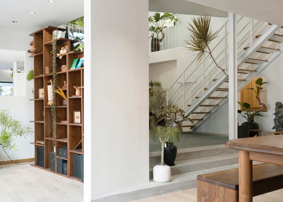 Hexagonal Court Homer Shop Office by Jin Qiuye Studio