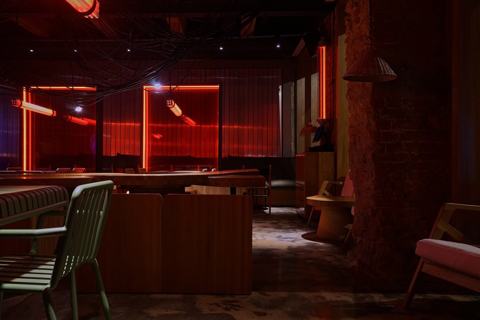 ossu eatery bar room by da bureau