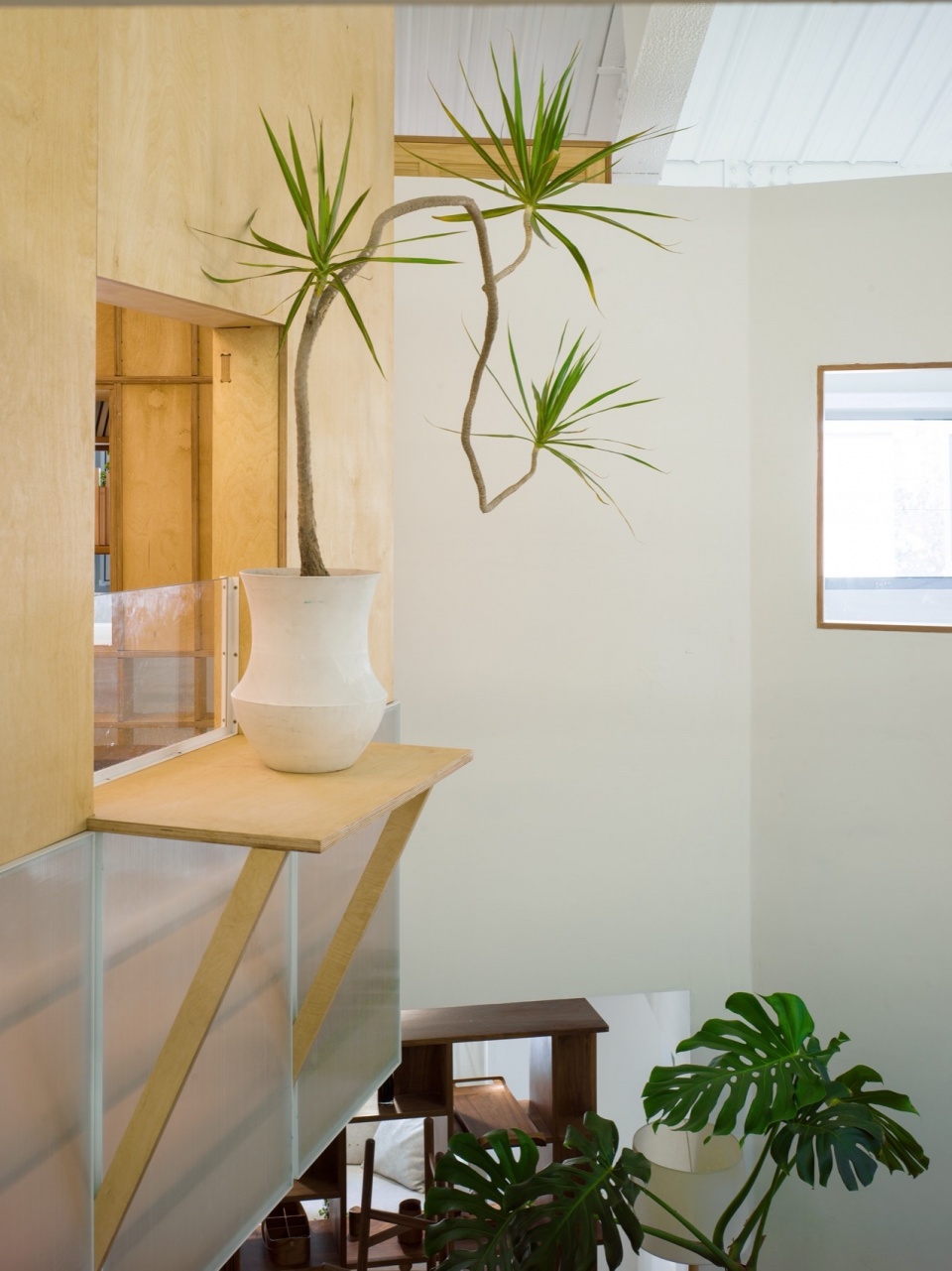 Hexagonal Court Homer Shop Office by Jin Qiuye Studio