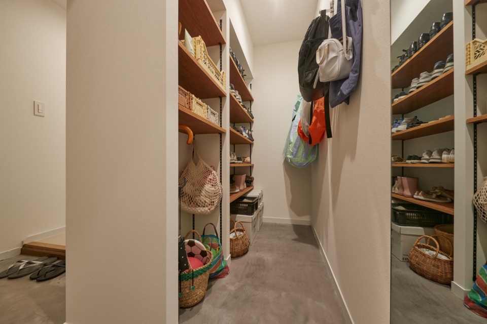 hayama apartment by roovice