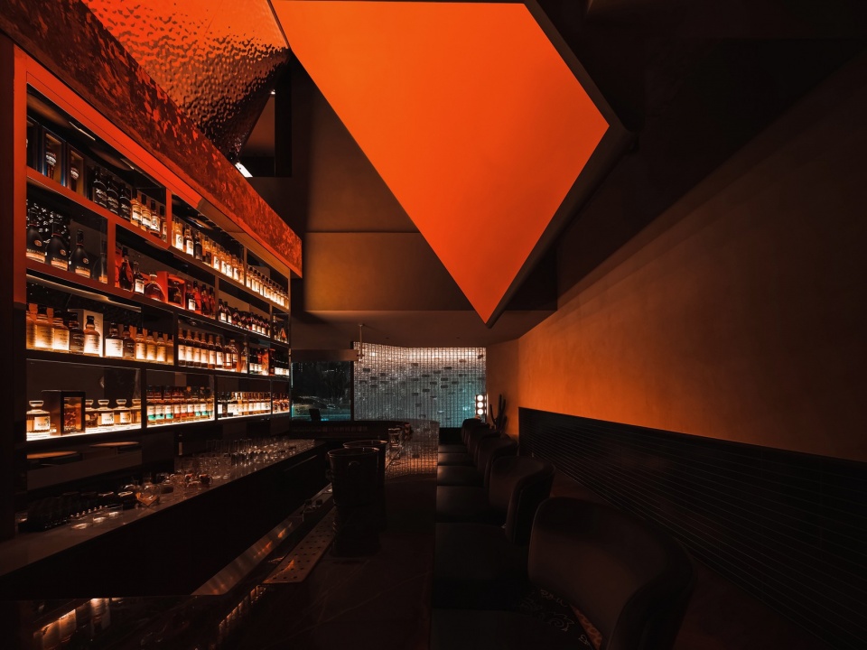 主吧台 Farvahar Lounge by Yue Design Space Design Studio