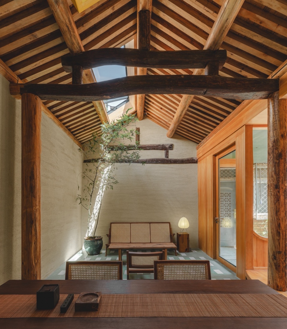 西舫茶室内部空间,原有的老房梁与新建的屋顶 朱雨蒙 jiejie studio workplace design by jiejie studio