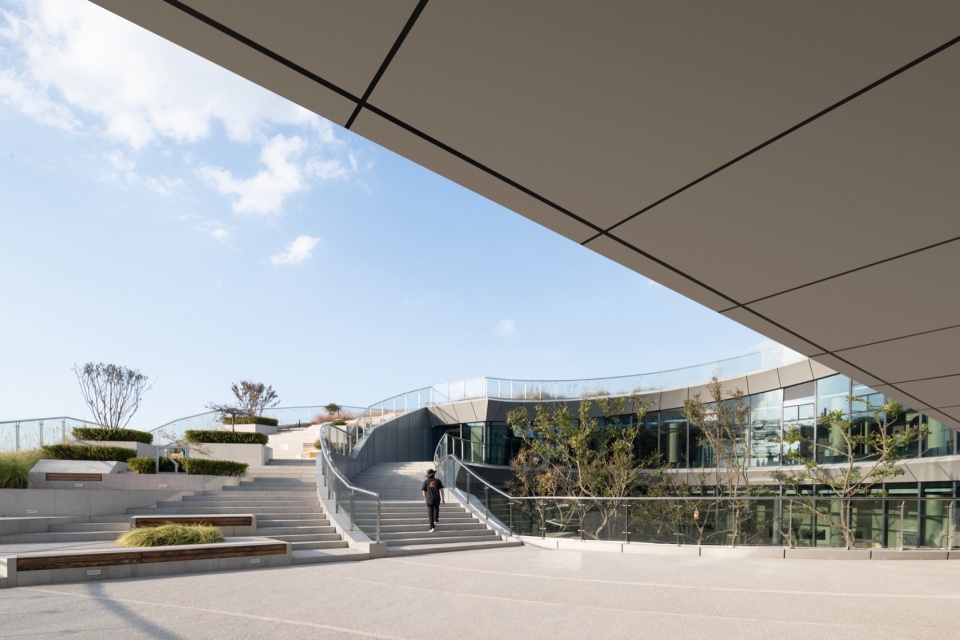 二层屋顶花园入口 Ningbo ZEEKR Co Creation Center ©Right Angle 22