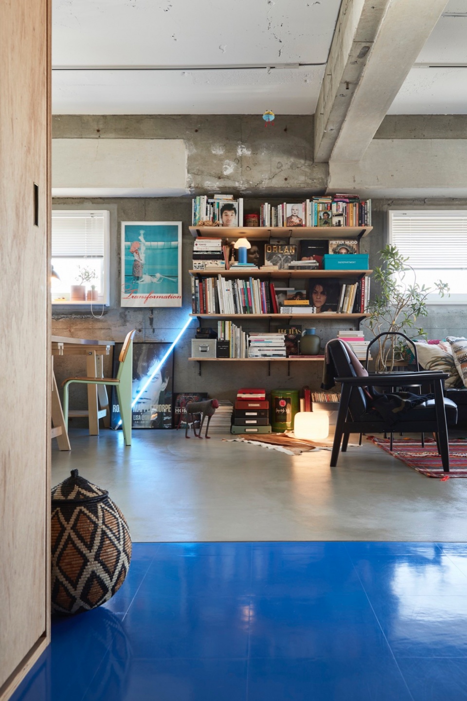 tokyo blue apartment by roovice