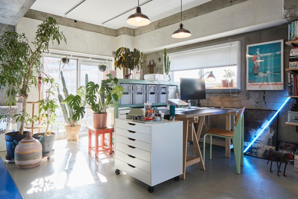 tokyo blue apartment by roovice