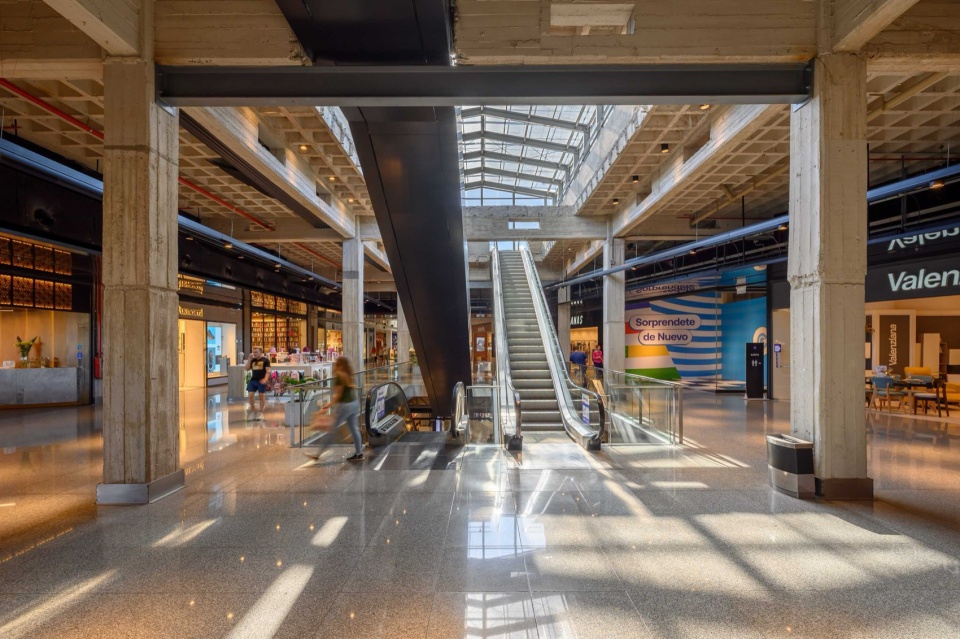 remodeling in nuevocentro shopping by ar mondejar arquitectos