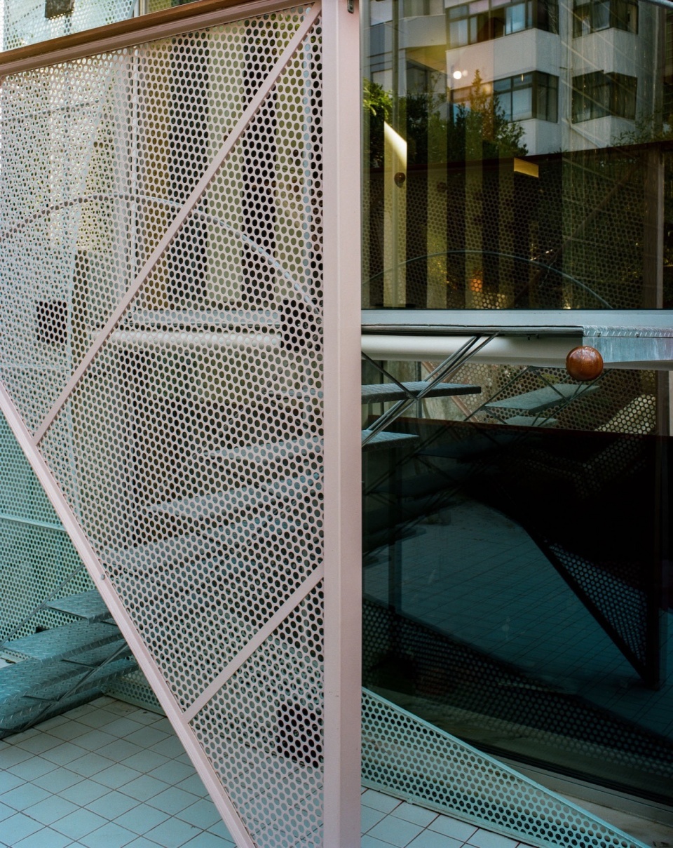 waves of glass and clouds of metal by fala atelier