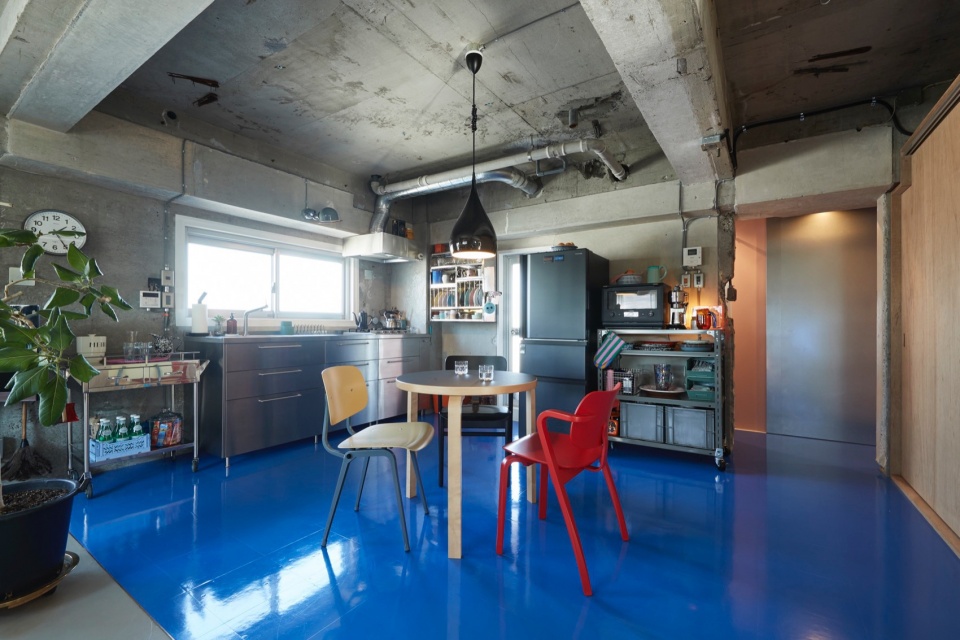 tokyo blue apartment by roovice