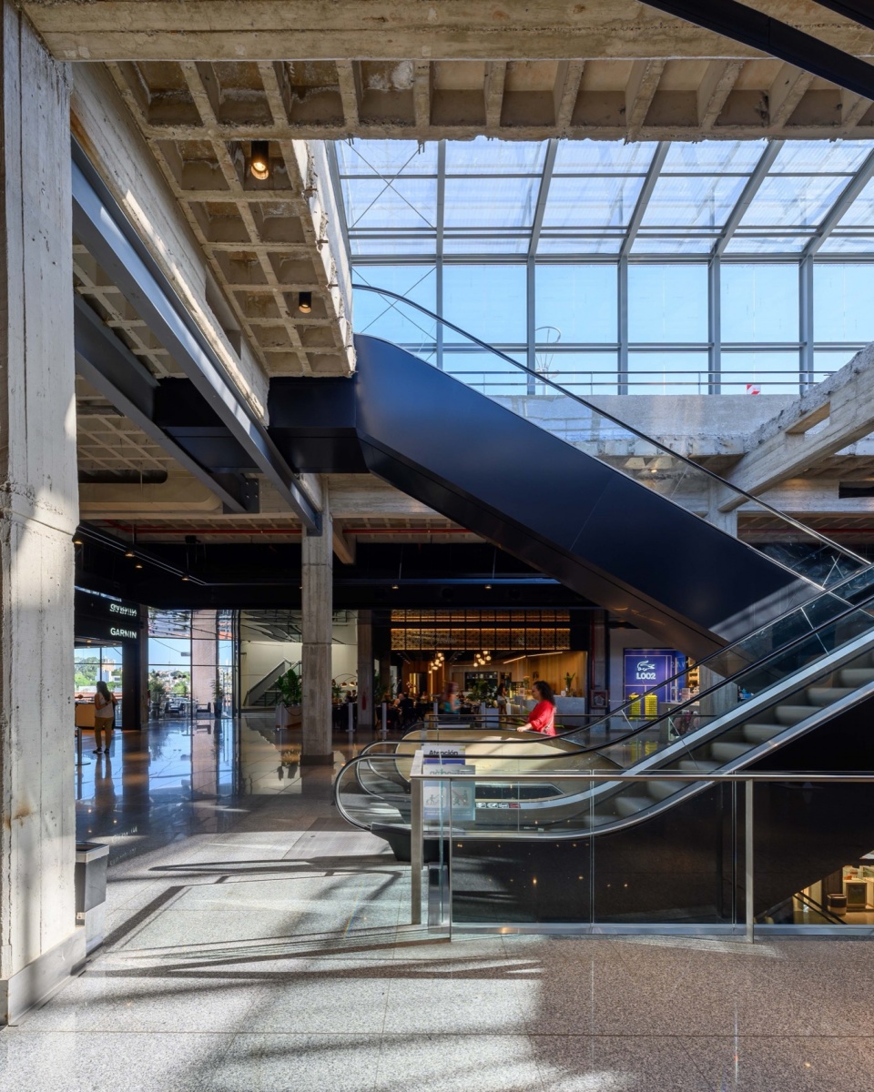 remodeling in nuevocentro shopping by ar mondejar arquitectos