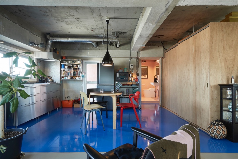 tokyo blue apartment by roovice