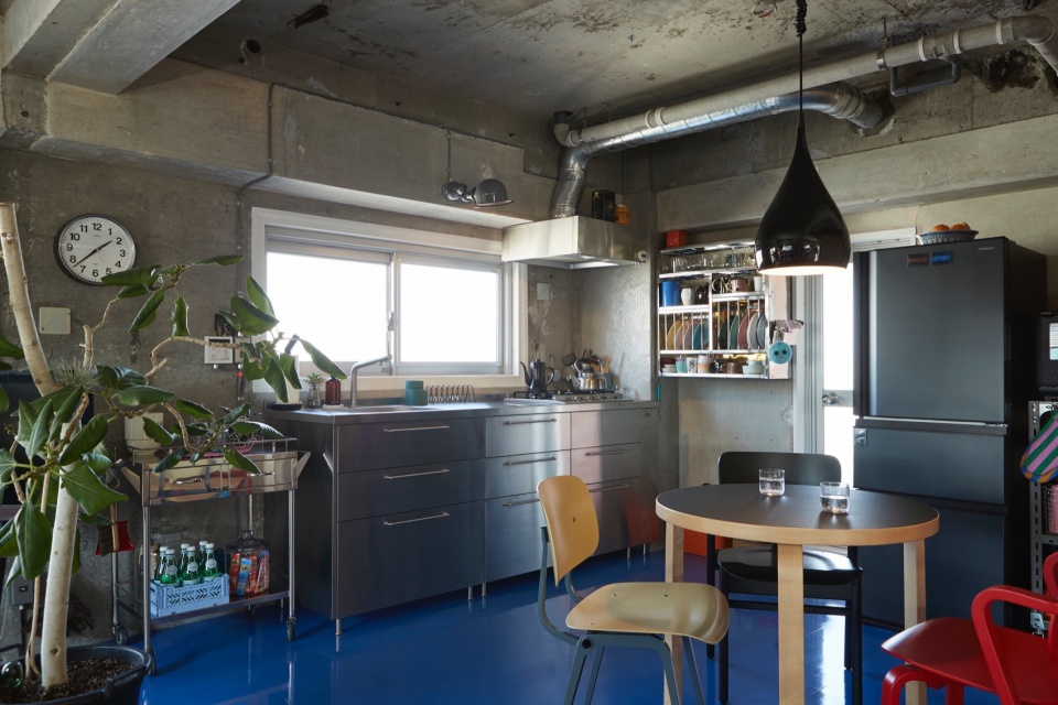 tokyo blue apartment by roovice